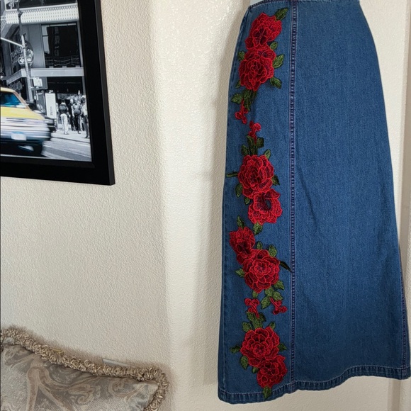 TY Original Wear Denim Skirt & Red Roses, red topstitch, back zip & slit. 16 - Picture 3 of 17